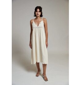 BY ELLE ET MOI CRÈME KLEED MET FIJNE BANDJES