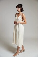 BY ELLE ET MOI CRÈME KLEED MET FIJNE BANDJES