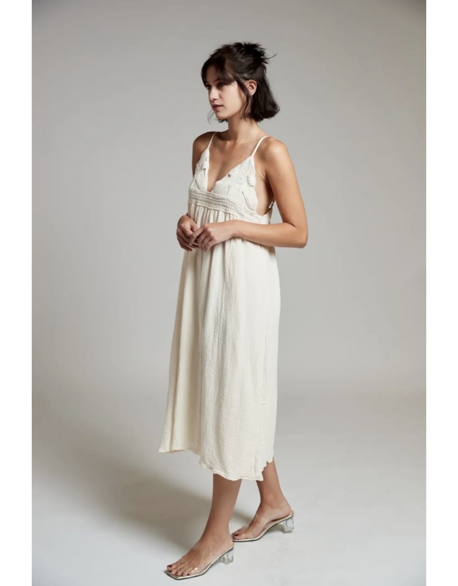 BY ELLE ET MOI CRÈME KLEED MET FIJNE BANDJES