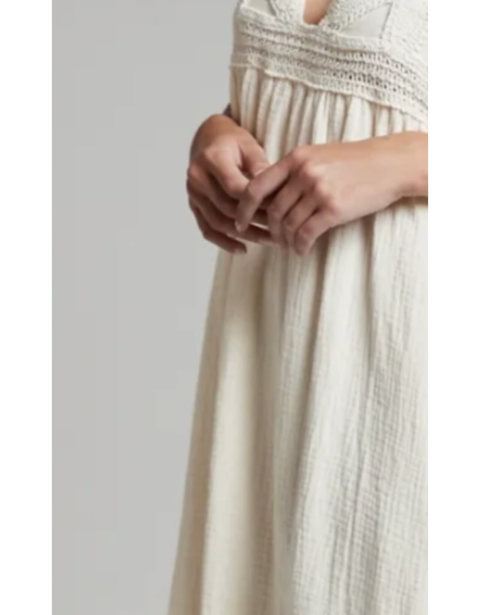 BY ELLE ET MOI CRÈME KLEED MET FIJNE BANDJES