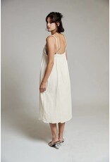 BY ELLE ET MOI CRÈME KLEED MET FIJNE BANDJES