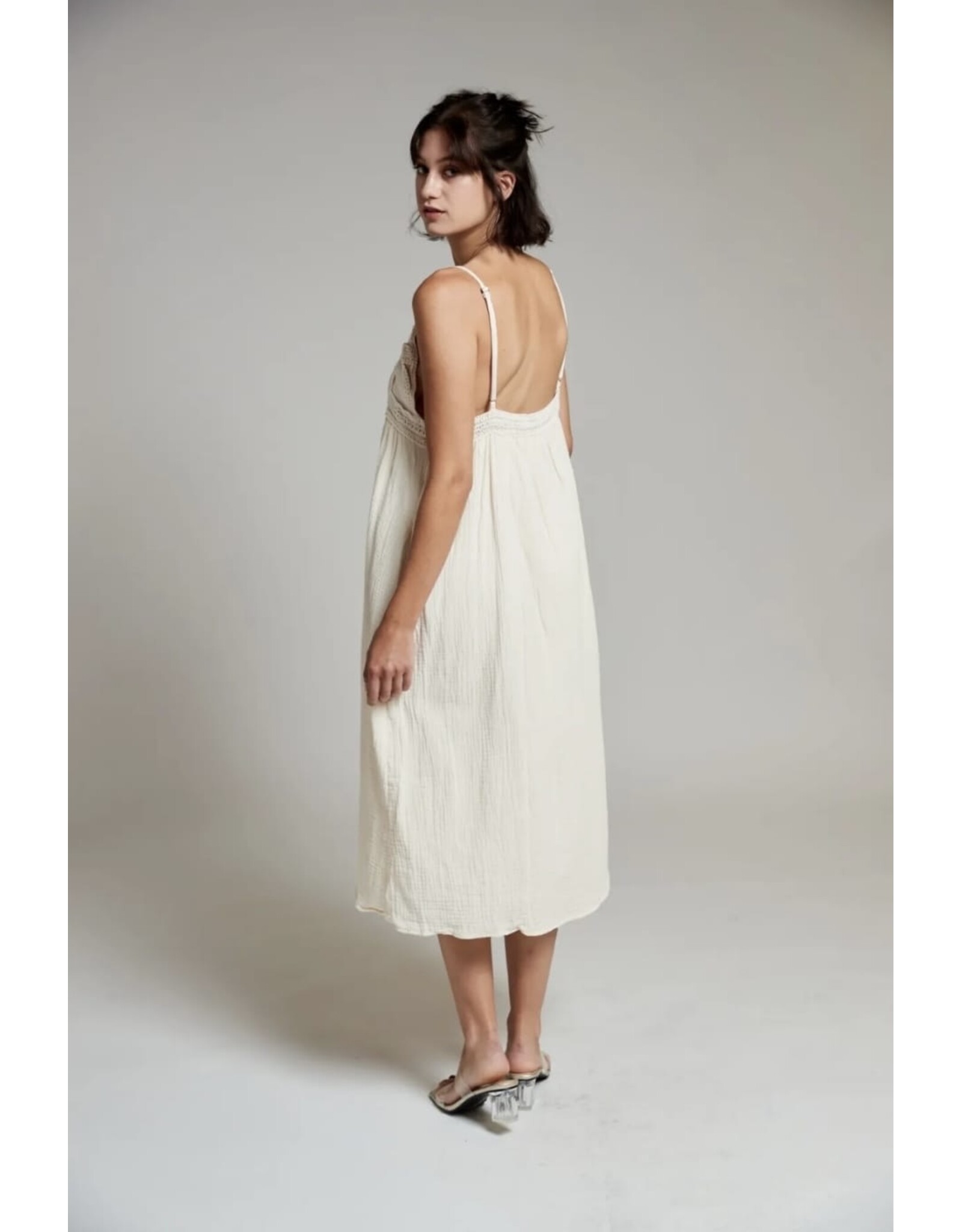 BY ELLE ET MOI CRÈME KLEED MET FIJNE BANDJES