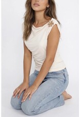 BY ELLE ET MOI CRÈME TOP MET SCHOUDERDETAIL