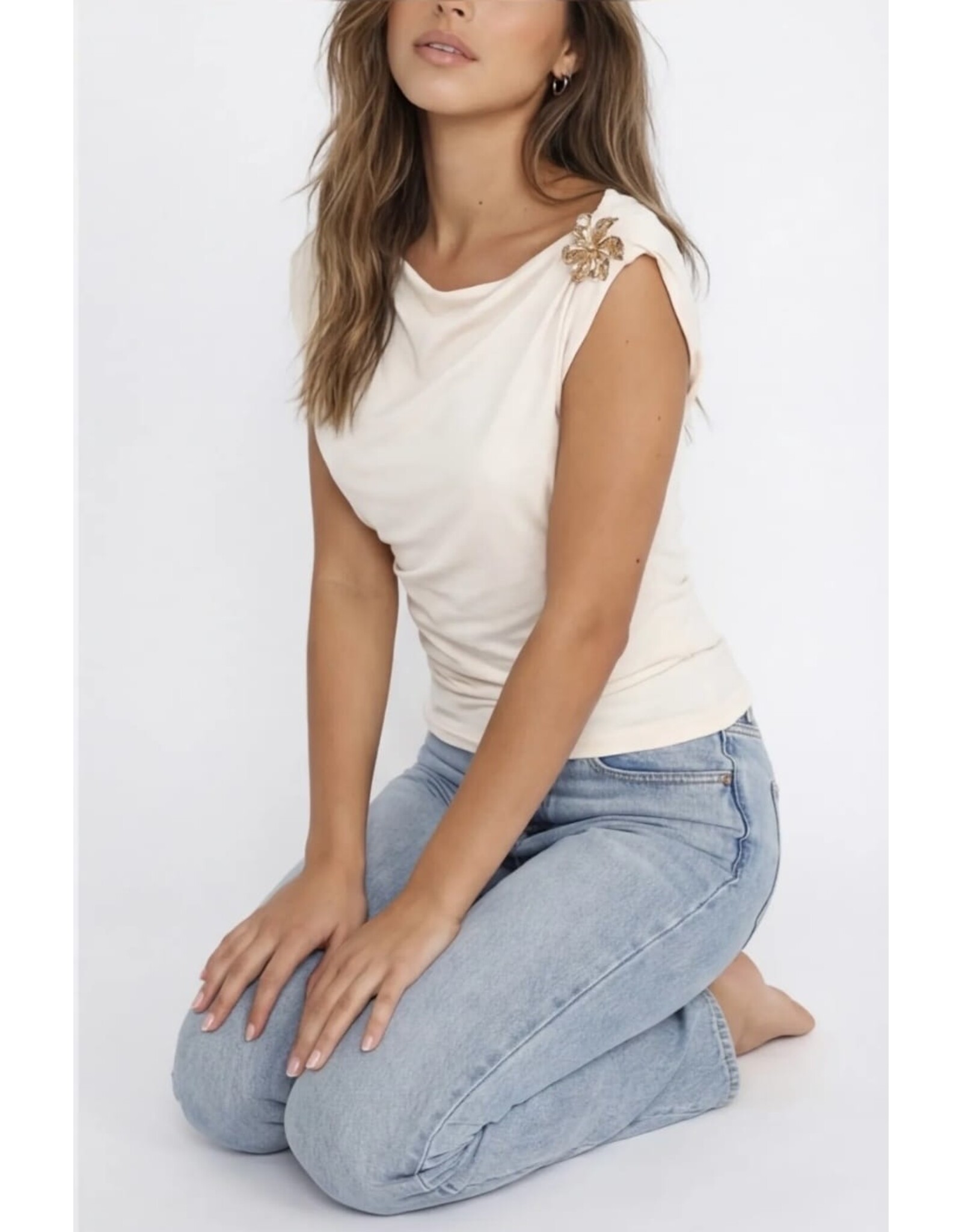 BY ELLE ET MOI CRÈME TOP MET SCHOUDERDETAIL