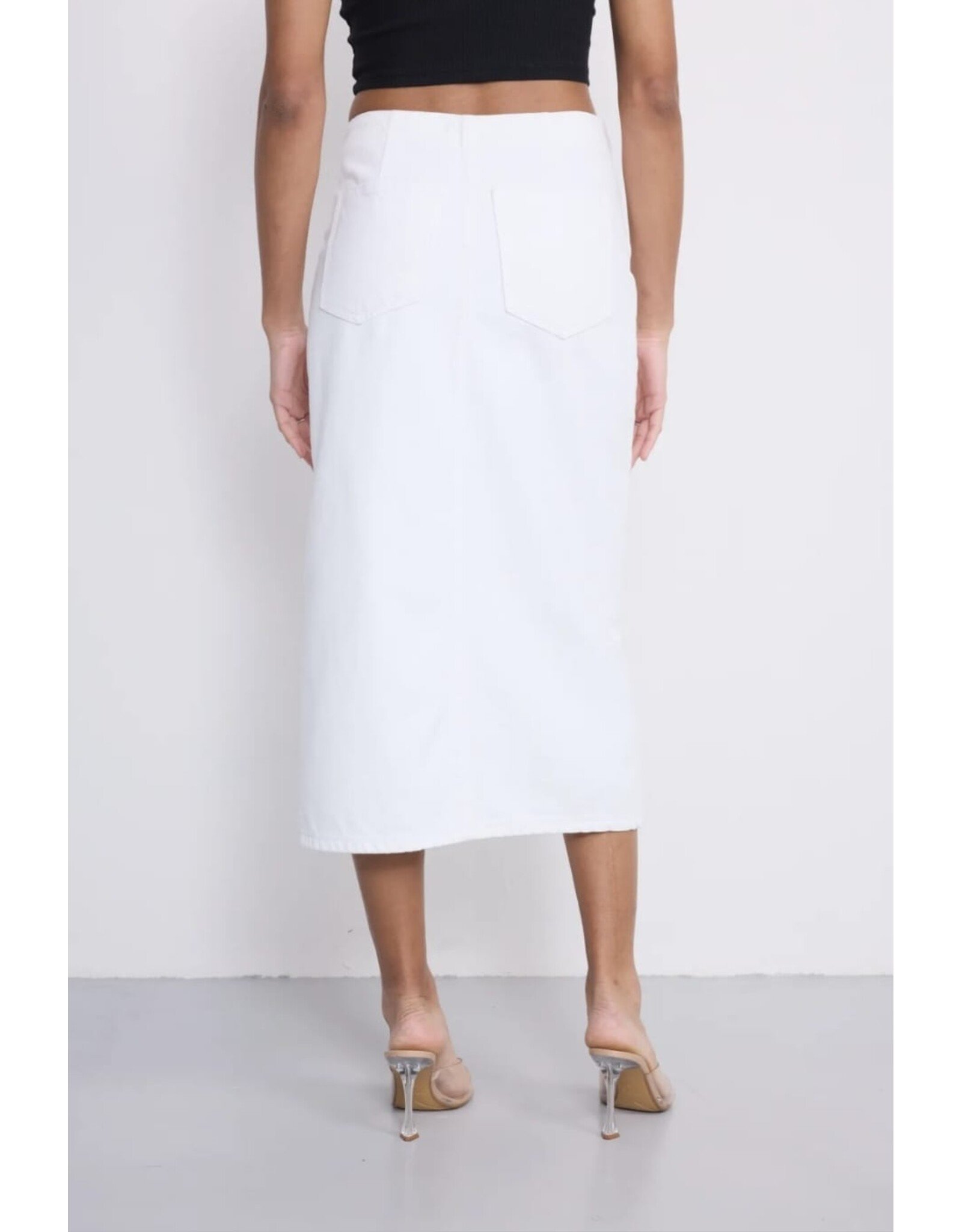 BY ELLE ET MOI DENIM ROK MET SPLIT EN KNOPSLUITING