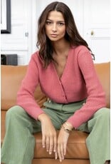 BY ELLE ET MOI ROZE GEBREIDE CARDIGAN MET V-HALS EN KNOPEN