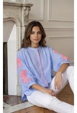 BY ELLE ET MOI BLOUSE BLAUW MET ROZE BRODERIE