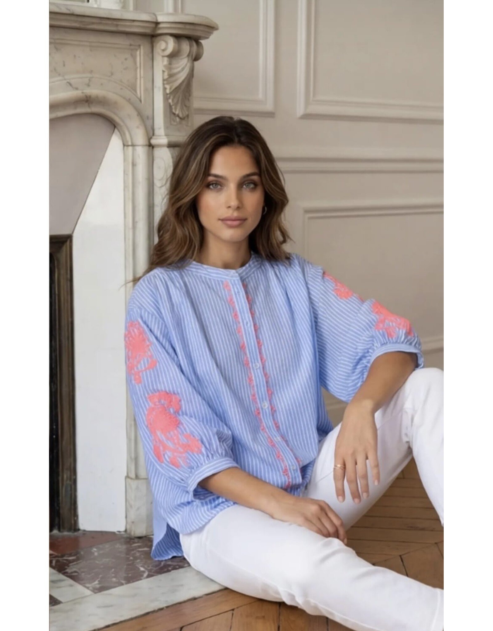 BY ELLE ET MOI BLOUSE BLAUW MET ROZE BRODERIE