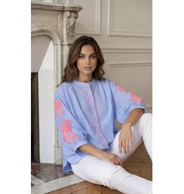 BY ELLE ET MOI BLOUSE BLAUW MET ROZE BRODERIE