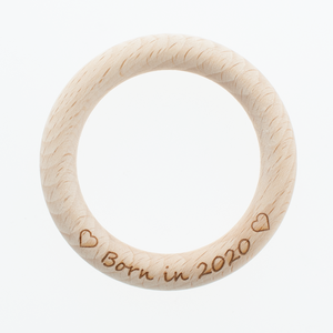 Houten Bijtring Born in 2020 met hartjes 70mm