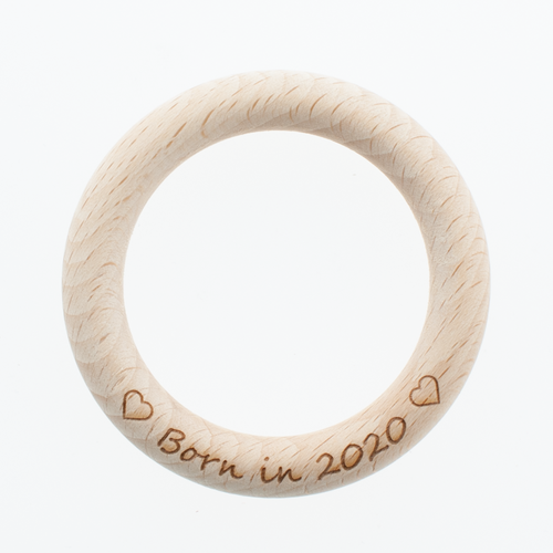 Bijtring hout met eigen tekst 70 mm Bijtring hout met eigen tekst 70 mm