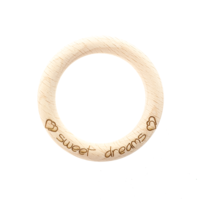 Houten Bijtring Sweet Dreams met hartjes 70mm Marlaine Houten Bijtring Sweet Dreams met hartjes 70mm