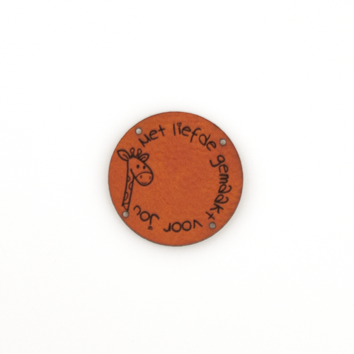 Leren label Giraffe 'Met liefde gemaakt voor jou' rond 35mm Chestnut - 2 stuks Marlaine Leren label Giraffe 'Met liefde gemaakt voor jou' rond 35mm Chestnut - 2 stuks