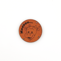 Leren label Koe 'Mooooo...' rond 35mm Chestnut - 2 stuks Marlaine Leren label Koe 'Mooooo...' rond 35mm Chestnut - 2 stuks