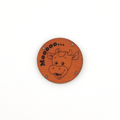 Leren label Koe 'Mooooo...' rond 35mm Chestnut - 2 stuks Marlaine Leren label Koe 'Mooooo...' rond 35mm Chestnut - 2 stuks