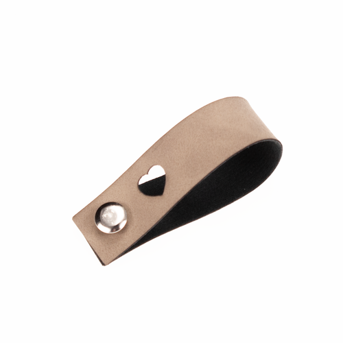 Leren Vouw Label 'Hartje' uitgestanst 2x12cm Marlaine Leren Vouw Label 'Hartje' uitgestanst 2x12cm