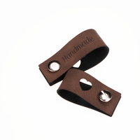 Leren Vouw Label 'Handmade' en 'hartje' uitgestanst 2x12cm Marlaine Leren Vouw Label 'Handmade' en 'hartje' uitgestanst 2x12cm