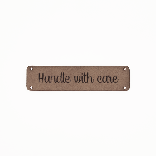 Leren label 'Handle with care' 15x60mm - 2 stuks Marlaine Leren label 'Handle with care' 15x60mm - 2 stuks