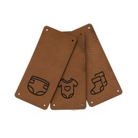 Leren Vouw Label 'Baby Kleding' 30x65mm set van 3 stuks Marlaine Leren Vouw Label 'Baby Kleding' 30x65mm set van 3 stuks