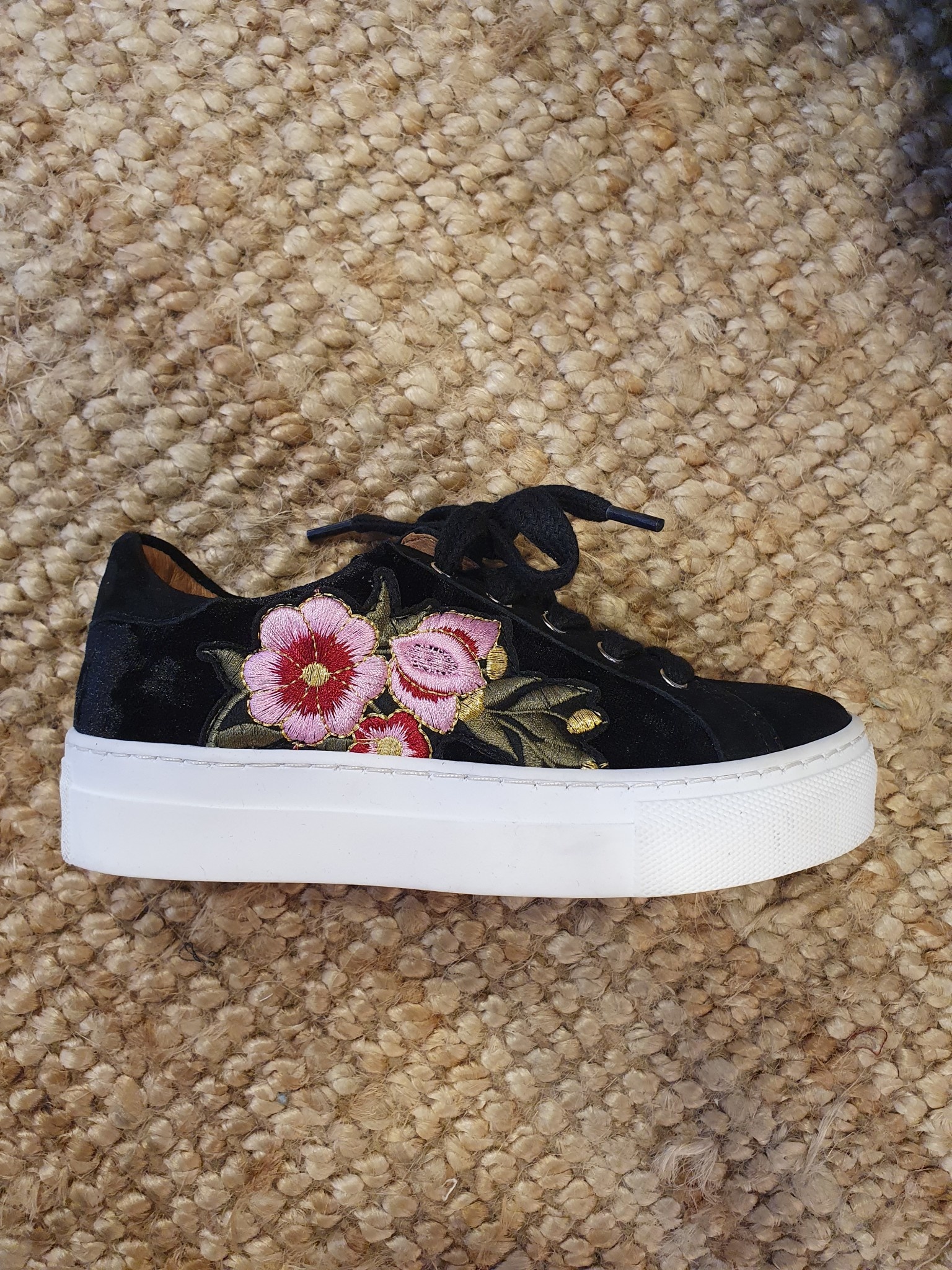 sneaker zwart bloemen - De Gele Veter