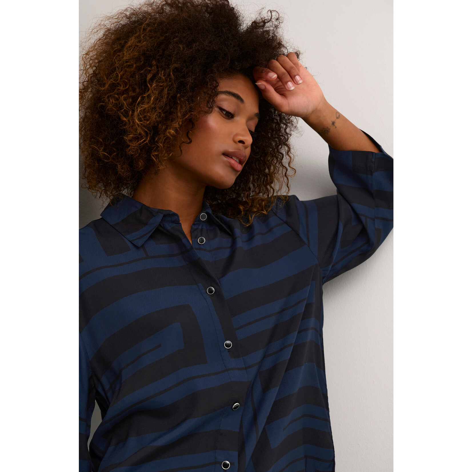 Kaffe Super leuke blouse, zwart/blauw - lichtjes oversized