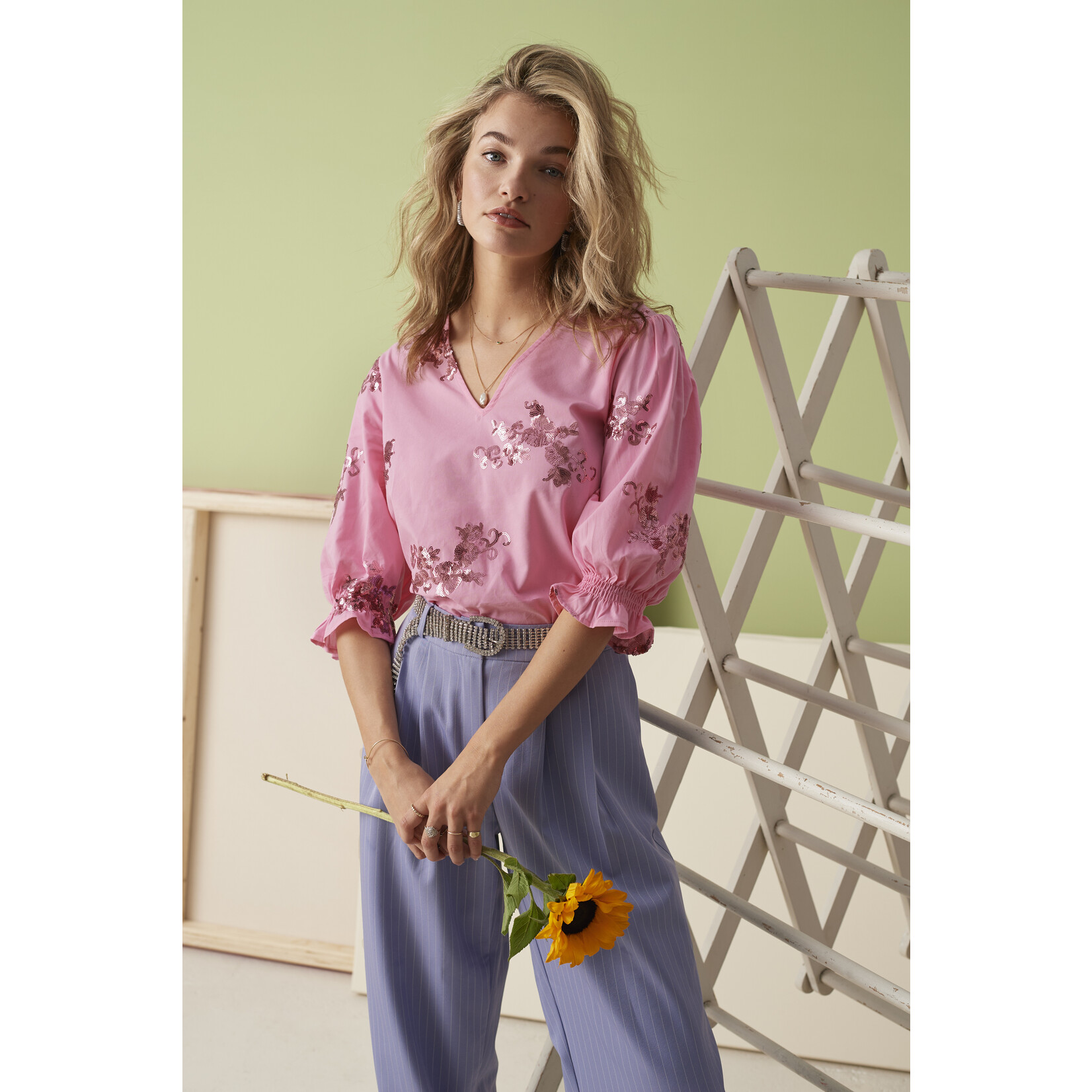 Ydence Broek met breder pijpen, valt soepel, licht blauw met krijtstreep