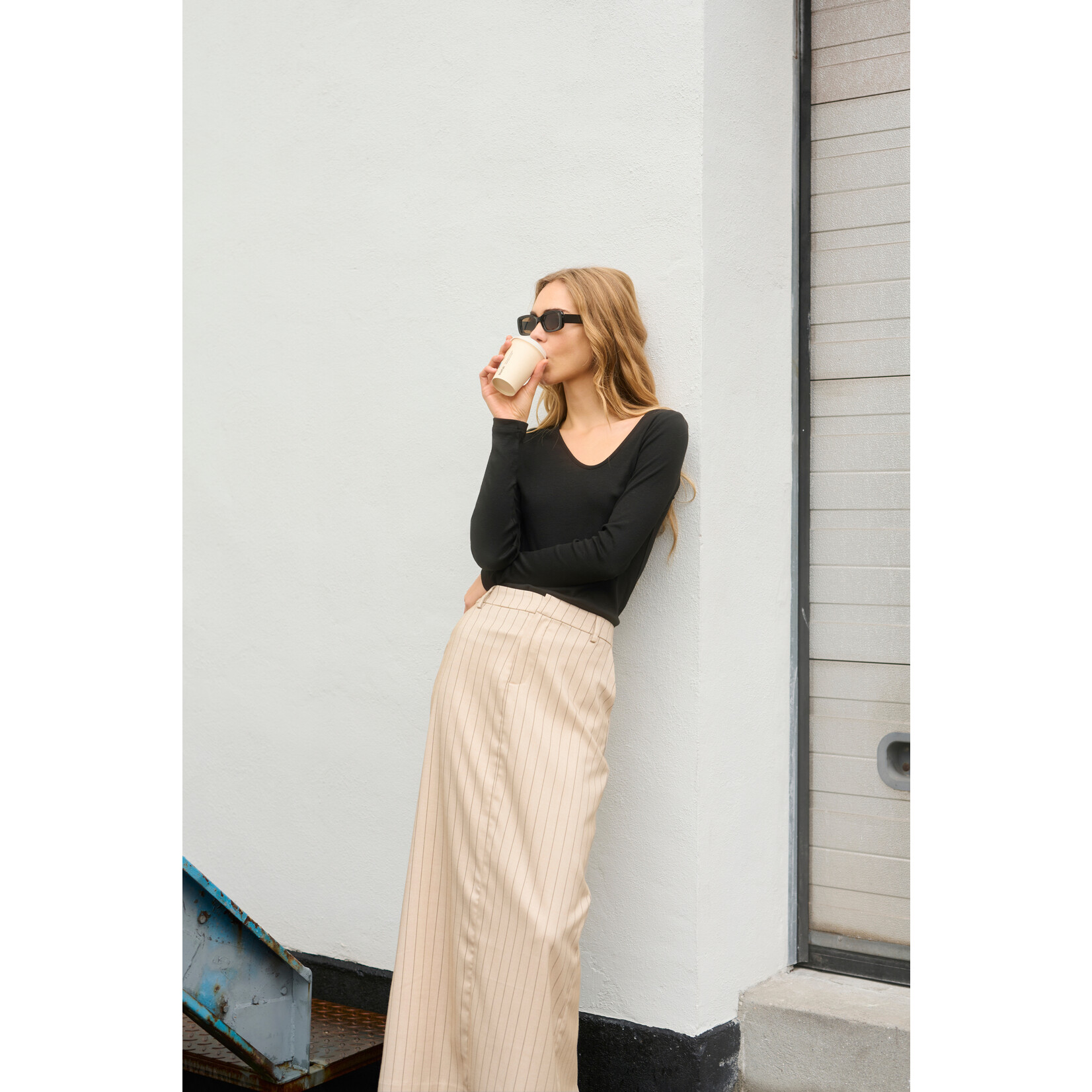 Kaffe Clothing Lange beige rok, met strepen - strak in een rokkenpak