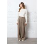 Broek met brede pijpen, en witte band
