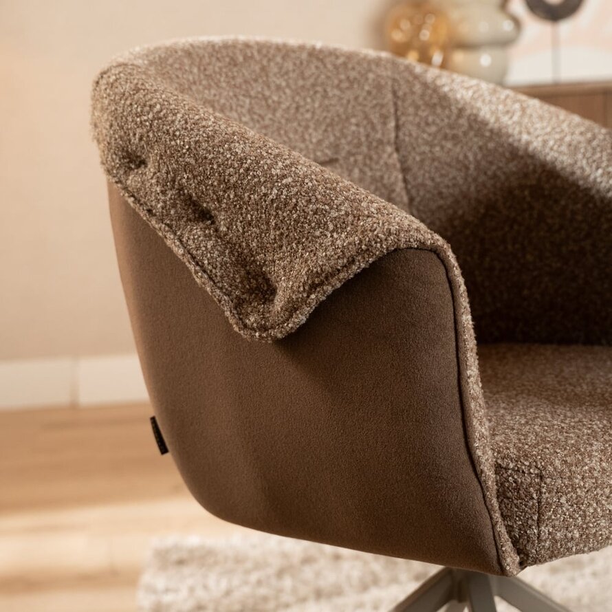 Stoel Riley bouclé bruin