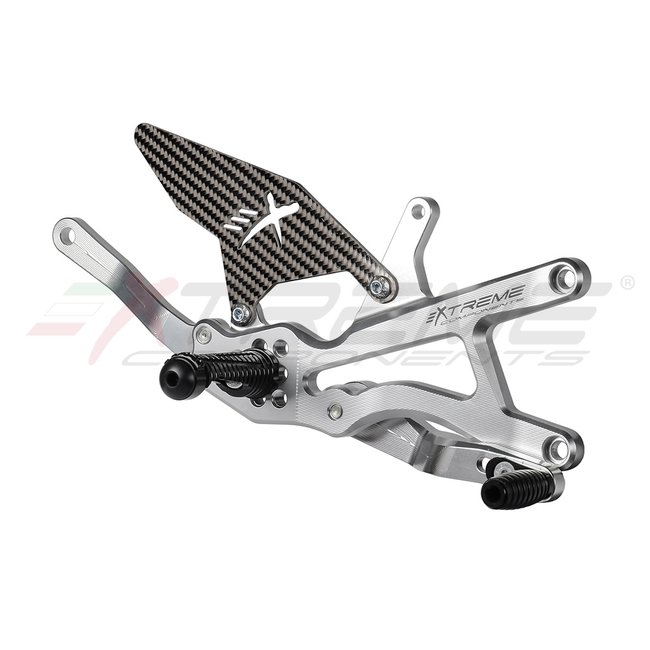 Extreme Components GP EVO rear sets kit for Yamaha R1 (2020/2022) (standard and reverse shifting) with carbon fiber heel guard (silver)(for Akrapovic Racing full system)