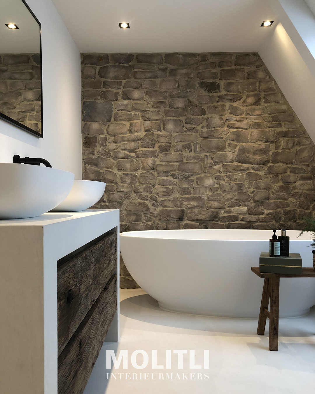 geest galerij kleur Betonstuc witte badkamer met stenen wand - molitli interieurmakers bv