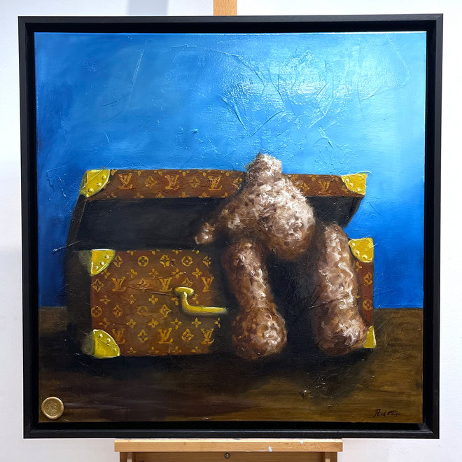 Olieverf schilderij- 80x80 cm -Rick Triest -Sir Bobby de teddybeer - Classic Sir Bobby's bum in Louis Vuitton trunk