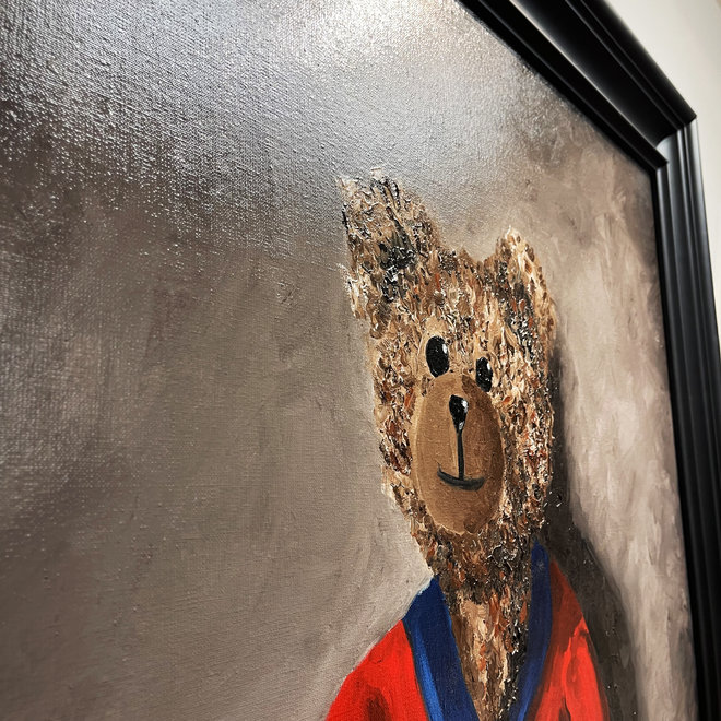 Painting - Rick Triest - 80x100 cm - Sir Bobby the Teddybear -''Sir Bobby @ Home in rode kamerjas''