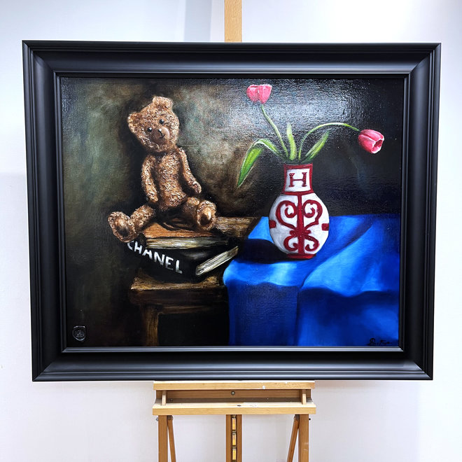 Painting - Master Series - 80x100 cm - Rick Triest - Sir Bobby the Teddybear - Classic Sir. Bobby's still life with tulips in Hermes Vase