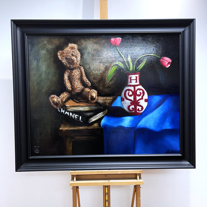 Painting - Master Series - 80x100 cm - Rick Triest - Sir Bobby the Teddybear - Classic Sir. Bobby's still life with tulips in Hermes Vase