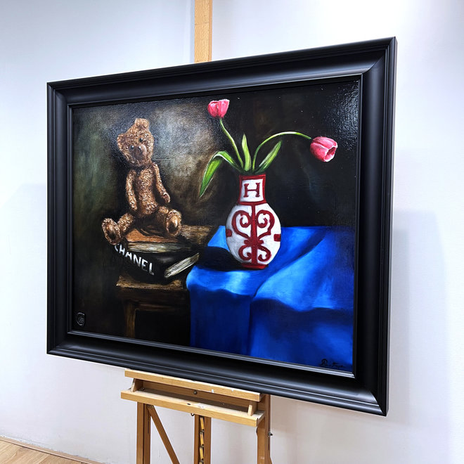 Painting - Master Series - 80x100 cm - Rick Triest - Sir Bobby the Teddybear - Classic Sir. Bobby's still life with tulips in Hermes Vase