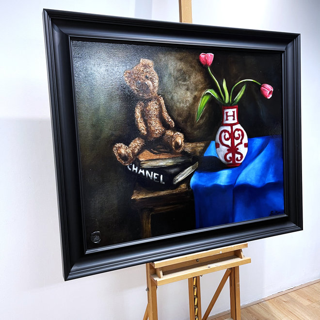 Schilderij - Master Series - 80x100 cm -Rick Triest - Sir Bobby the Teddybear - ''Classic Sir. Bobby's stil leven met tulpen in Hermes Vaas''''