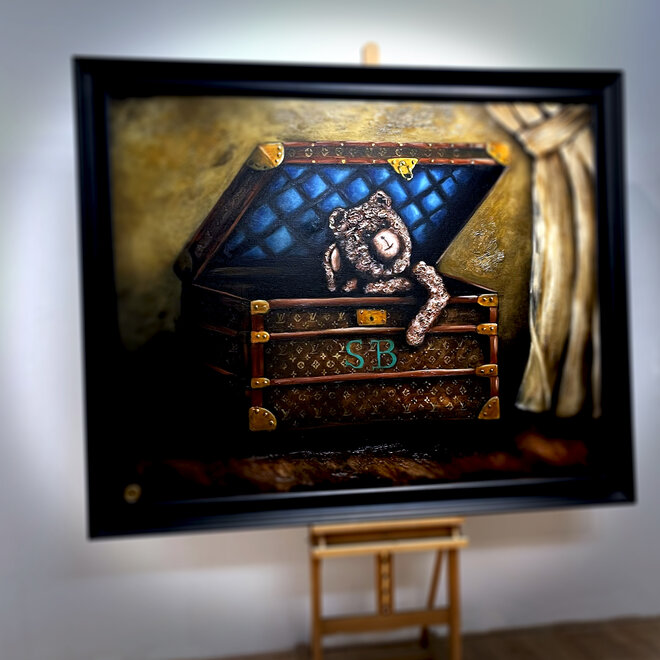 Schilderij - Master Series - 120x150 cm -Rick Triest - Classic Bobby in the Louis Vuitton Trunk