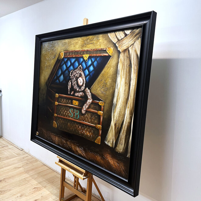Schilderij - Master Series - 120x150 cm -Rick Triest - Classic Bobby in the Louis Vuitton Trunk