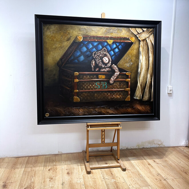 Schilderij - Master Series - 120x150 cm -Rick Triest - Classic Bobby in the Louis Vuitton Trunk