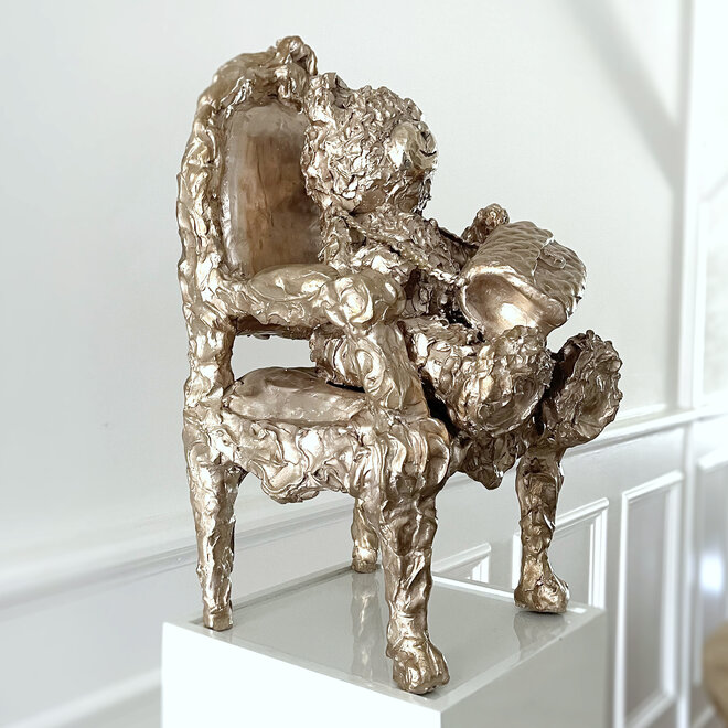 Sculpture - Lady  Bobby  in Louis XVI Armchair and her Classic Chanel in Bronze - 56,5 cm