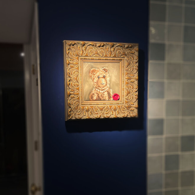 Olieverf schilderij- 20x20 cm -Rick Triest -Sir Bobby de teddybeer -  ''Classic Lady Bobby met parels portret''