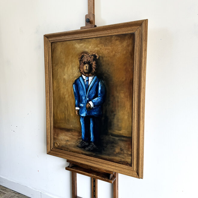 Olieverf schilderij- 80x100 cm -Rick Triest -Sir Bobby de teddybeer - Sir Bobby in his blue suit