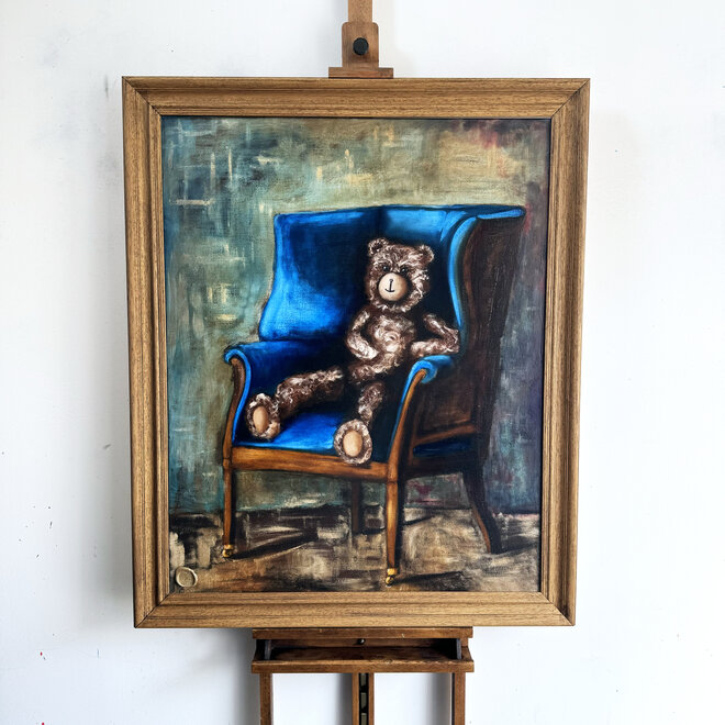 Olieverf schilderij- 80x100 cm -Rick Triest -Sir Bobby de teddybeer - Sir Bobby in a Hepplewhite wing chair from Ralph Lauren