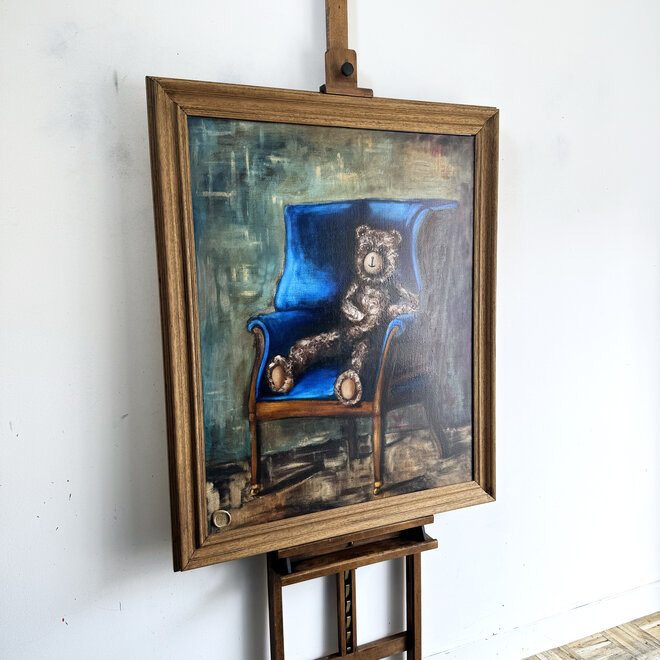 Olieverf schilderij- 80x100 cm -Rick Triest -Sir Bobby de teddybeer - Sir Bobby in a Hepplewhite wing chair from Ralph Lauren
