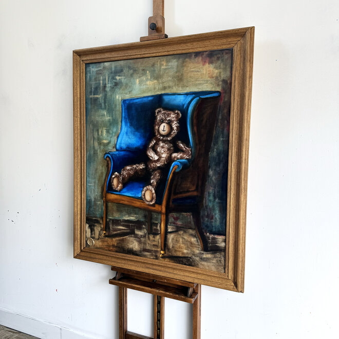 Olieverf schilderij- 80x100 cm -Rick Triest -Sir Bobby de teddybeer - Sir Bobby in a Hepplewhite wing chair from Ralph Lauren