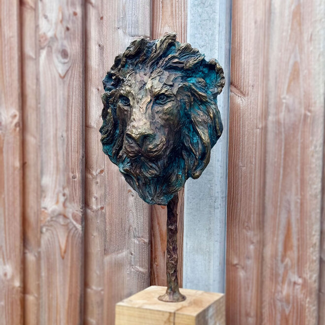 Bronze - Bust of Lion's head on support - Rick Triest - 38hx30wx24d cm - op eikensokkel 100cm