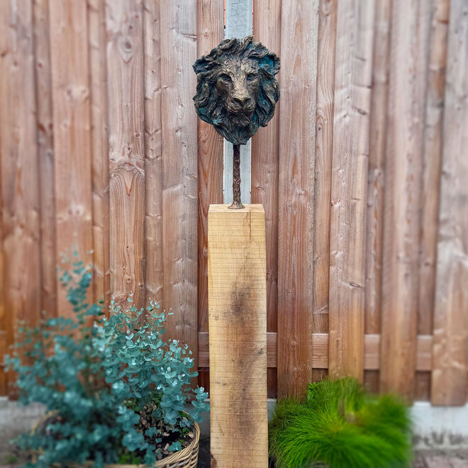 Bronze - Bust of Lion's head on support - Rick Triest - 38hx30wx24d cm - op eikensokkel 100cm