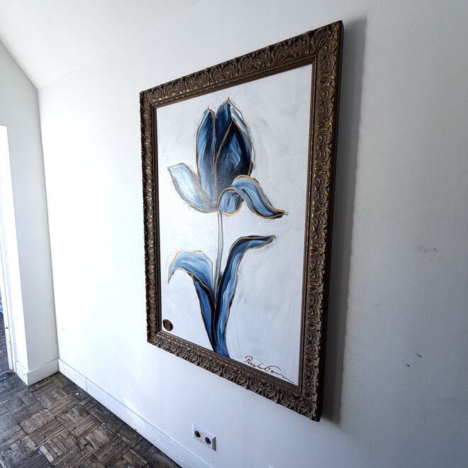 Schilderij - 80x120x2 cm - Rick Triest -  XL delft tulp - Blue and gold - #1 - inclusief lijst