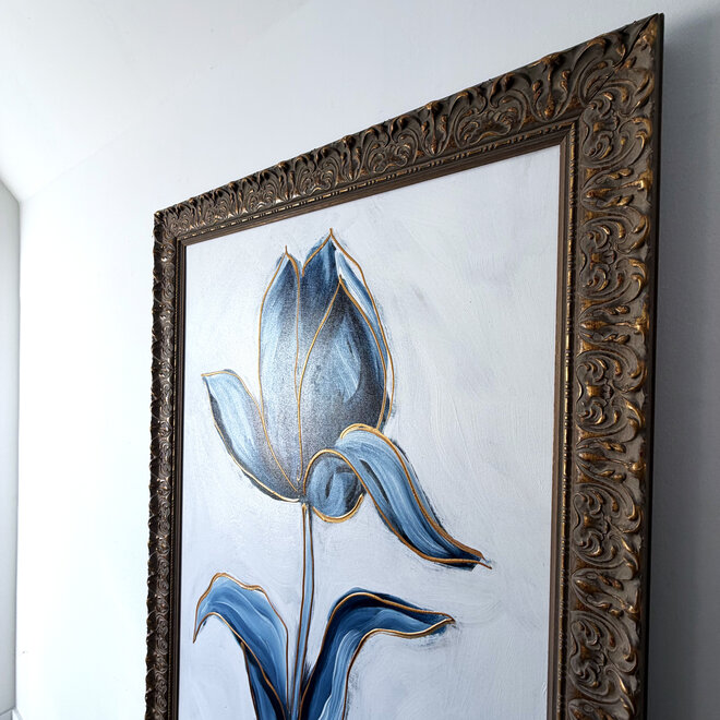 Schilderij - 80x120x2 cm - Rick Triest -  XL delft tulp - Blue and gold - #1 - inclusief lijst